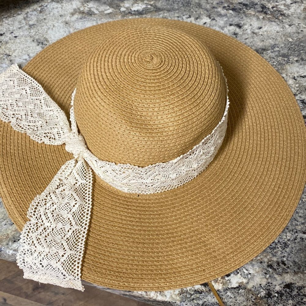 Great natural color hat with off white lace
